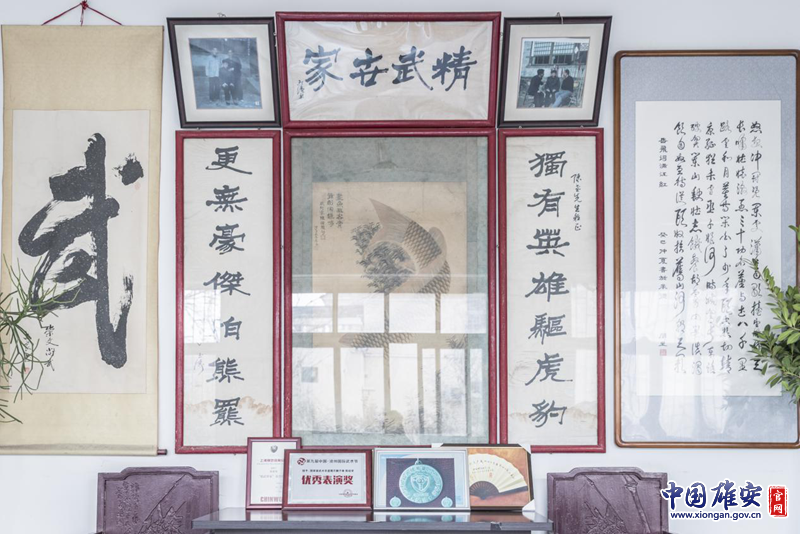 一進(jìn)練功房就可以看到“精武世家”的匾額掛在廳堂之上。精武體育會與鷹爪翻子拳有著極深的淵源，精武精神也成為鷹爪翻子拳武德修習(xí)的核心。李鑫 攝