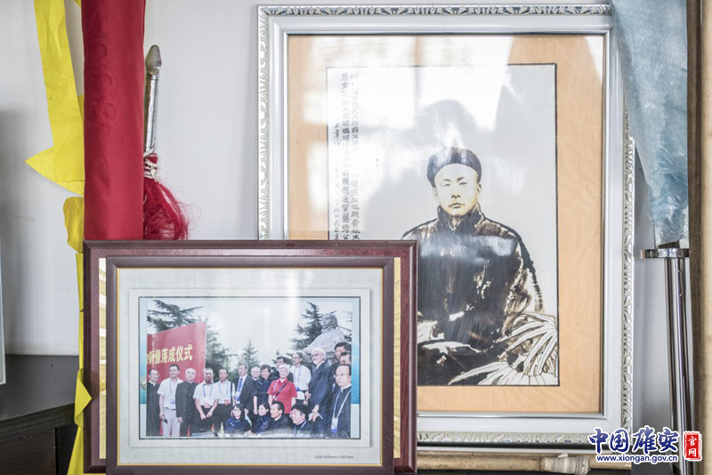 練功房隨處可見與精武體育會相關(guān)的照片，圖中墨像為精武體育會創(chuàng)始人、國術(shù)大師霍元甲。李鑫 攝