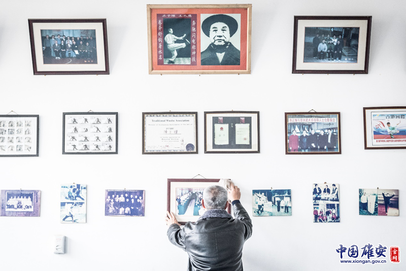 照片墻正上方圖片為鷹爪翻子拳創(chuàng)始人、原精武總會副會長陳子正。李鑫 攝