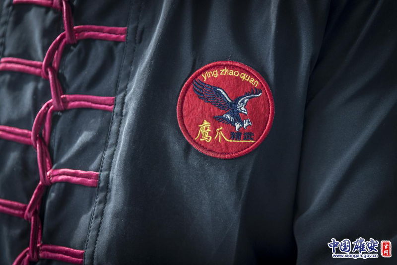 陳桂學(xué)秉承“愛國、修身、正義、助人”的精武精神于2015年創(chuàng)辦保定精武體育會，在陳師父的練功服上，鷹爪和精武并列。李鑫 攝