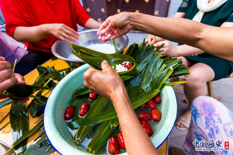放上軟糯的江米。中國雄安官網記者馬夢迪 攝