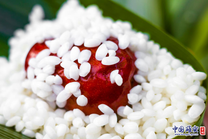 潔白的米團里仿佛嵌著顆深紅油亮的瑪瑙。中國雄安官網記者馬夢迪 攝
