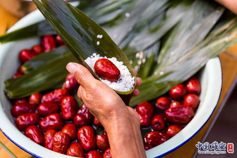 把墨綠的葦葉、雪白的糯米、鮮紅的大棗放在一起，煮好的粽子才黏韌、清香！中國雄安官網記者馬夢迪 攝