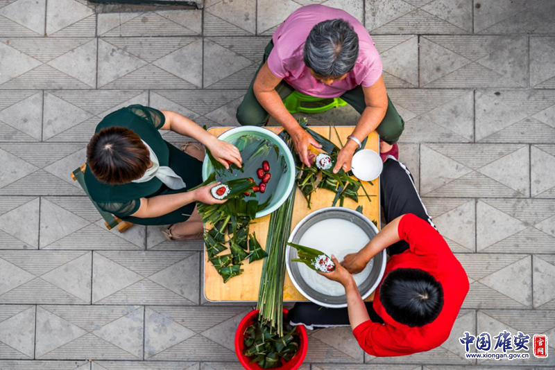 張燕的弟弟弟妹一家原本在新疆做生意，今年端午正好趕上兒子高考。弟弟、弟妹回雄安陪考，一家人得以團聚，還能過個祥和的端午節。中國雄安官網記者馬夢迪 攝