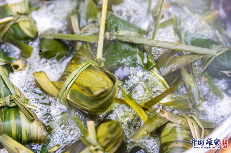 粽子下鍋蒸煮，香氣漫過整個院子。中國雄安官網記者馬夢迪 攝