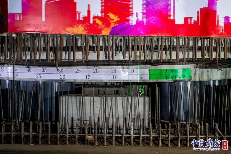 京雄城際鐵路跨津保鐵路連續(xù)梁施工采用（48+80+48）m旁位支架大節(jié)段現(xiàn)澆+墩底逆時針轉體工法。中國雄安官網(wǎng)記者馬夢迪 攝