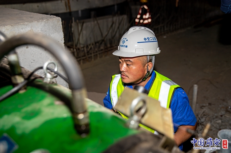 技術工人正在認真查看各項指標是否正常。中國雄安官網(wǎng)記者馬夢迪 攝