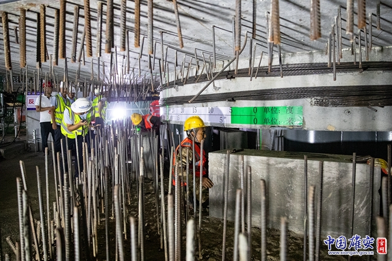 鋼筋水泥間，是工人們忙碌的身影。中國雄安官網(wǎng)記者馬夢迪 攝