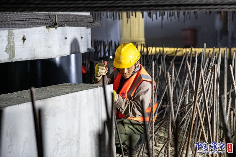 工人們在夜幕下專注的工作。中國雄安官網(wǎng)記者馬夢迪 攝