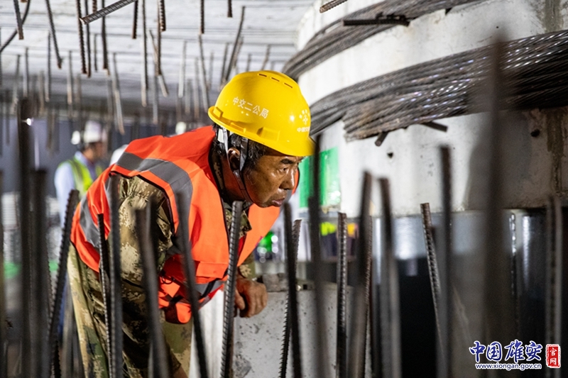 工人正在認真檢查墩底。中國雄安官網(wǎng)記者馬夢迪 攝 