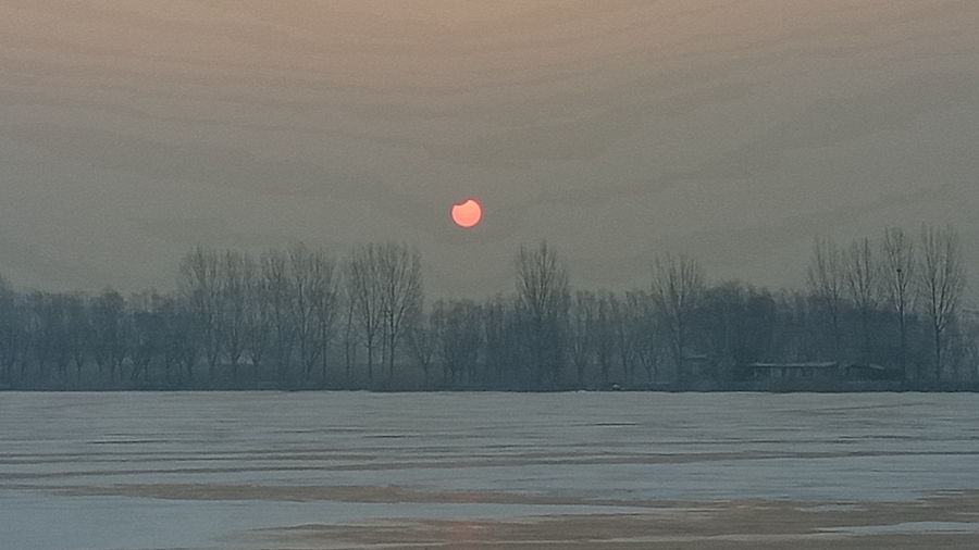 今天,雄安新區天宇上演“日偏食”罕見天象