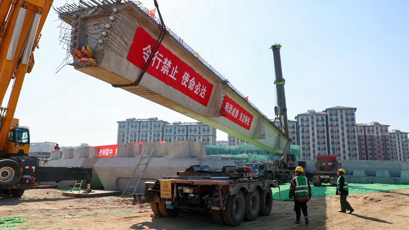 看建雄安丨雄安新區(qū)雄東管廊項(xiàng)目首榀箱梁架設(shè)完成