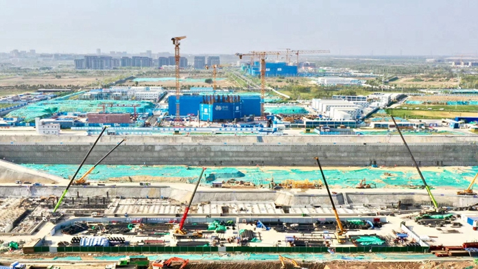 足跡丨戰(zhàn)高溫 保進度！雄安城際站及國貿中心片區(qū)項目建設熱火朝天