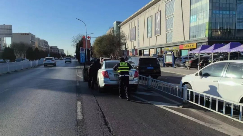 “雙爭”進行時丨交警守望相助，寒冬溫暖人心